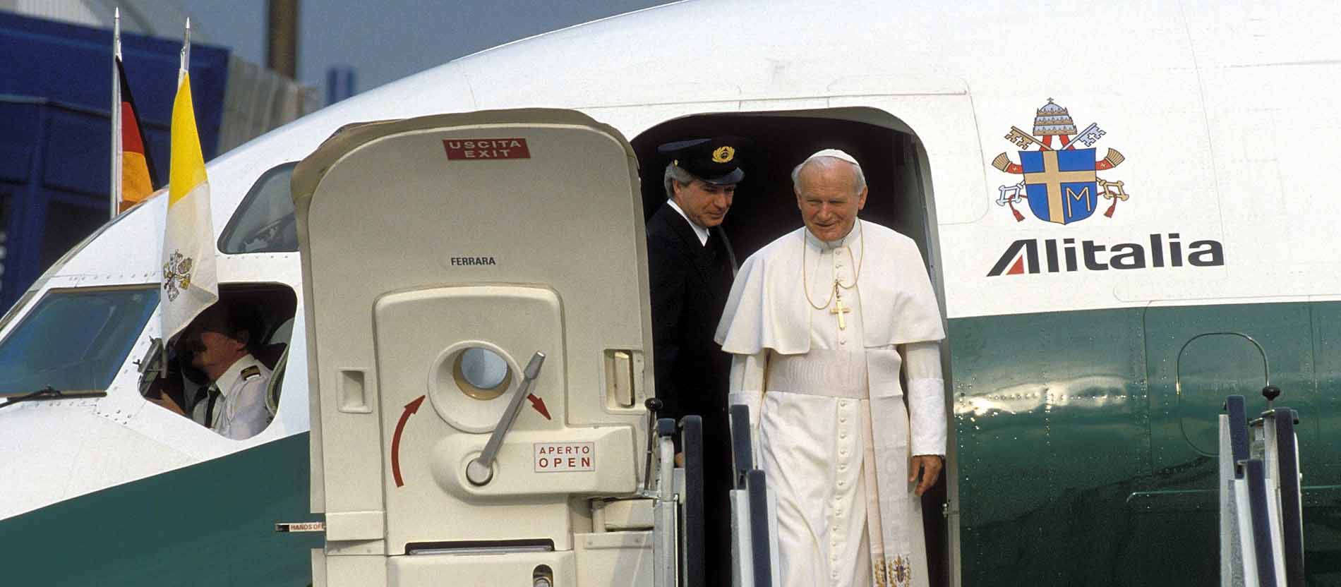 The Traveling Popes: A History of Papal Foreign Visits
