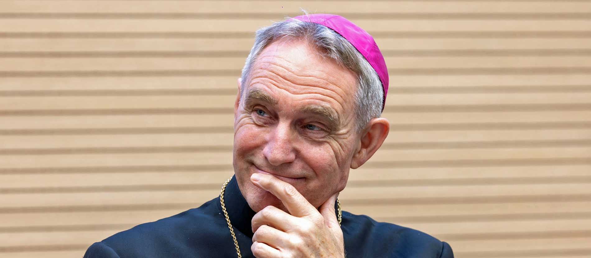 Papst Leo XIV. spricht mit Erzbischof Gänswein