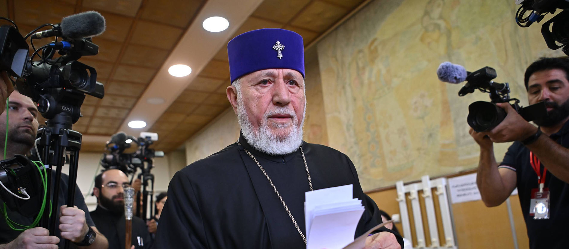 Katholikos Karekin II. gibt während der armenischen Parlamentswahlen in Eriwan, Armenien, seine Stimme in einem Wahllokal ab.