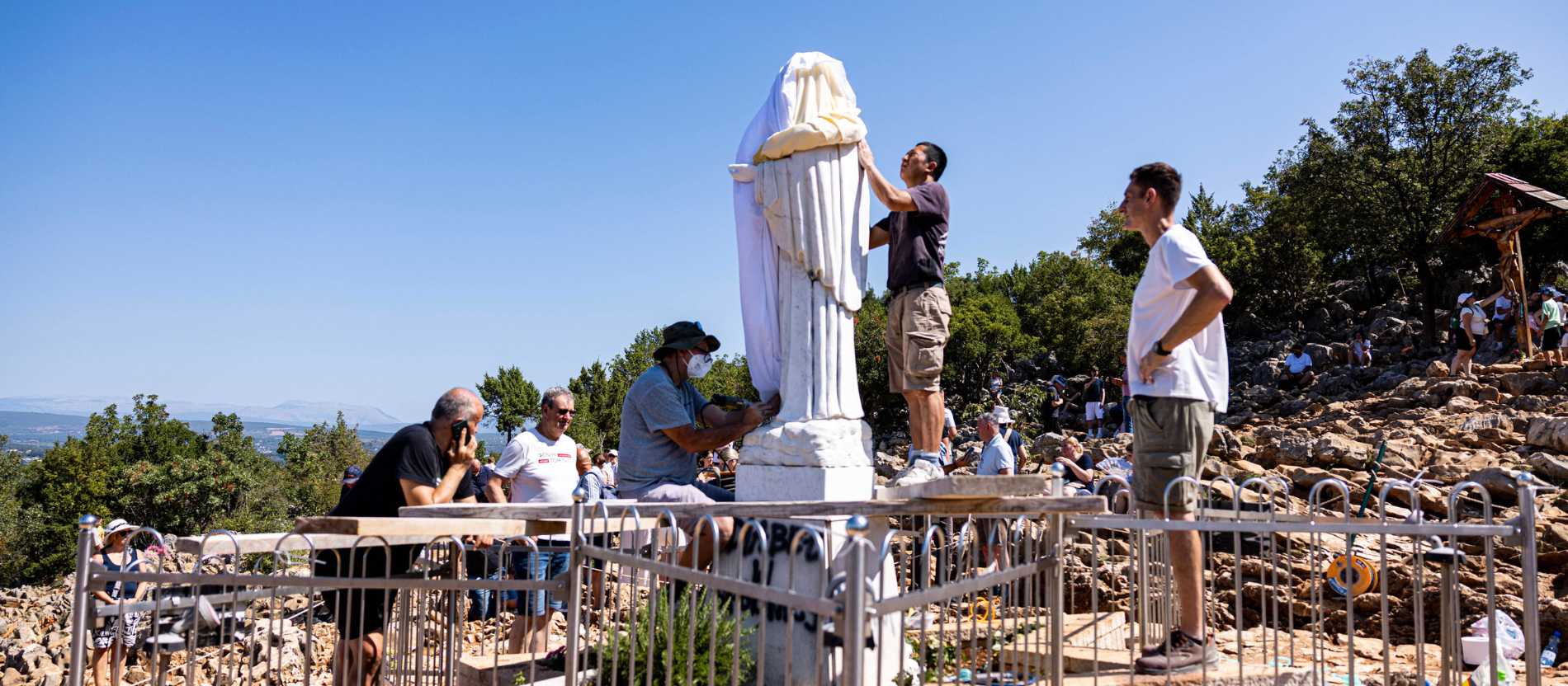 Ehrenamtliche reparieren die Marienfigur in Medjugorje nach einem Vandalismus-Akt