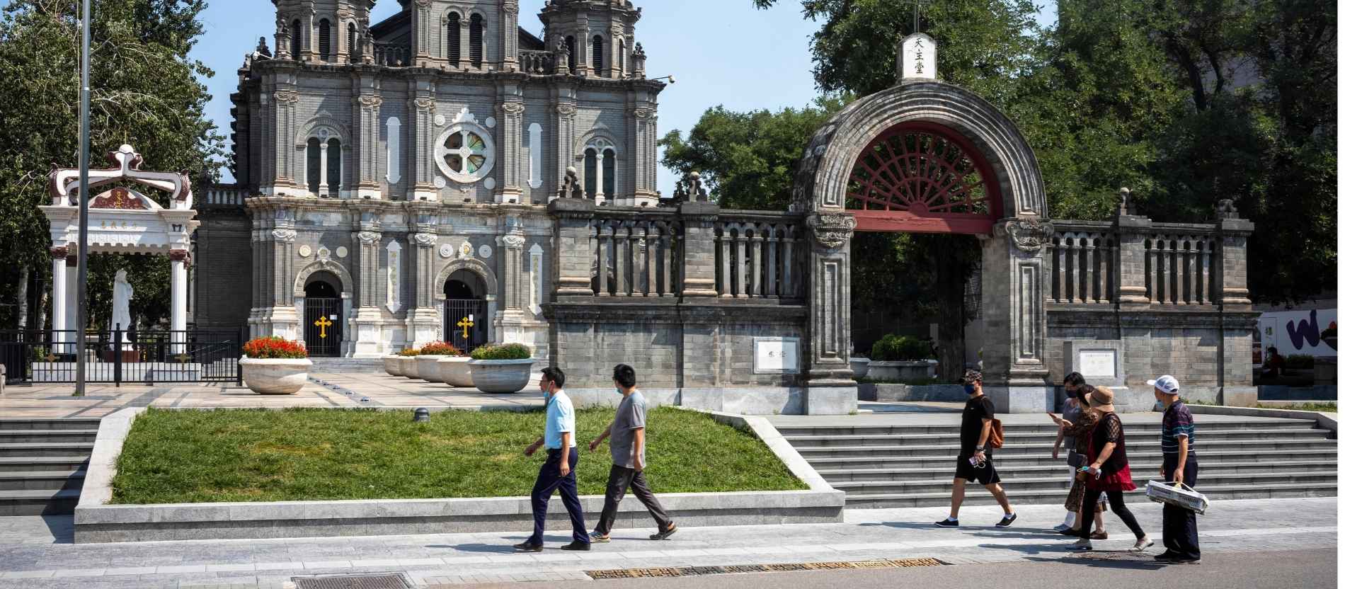 Menschen vor der St.-Josef-Kirche in Peking.