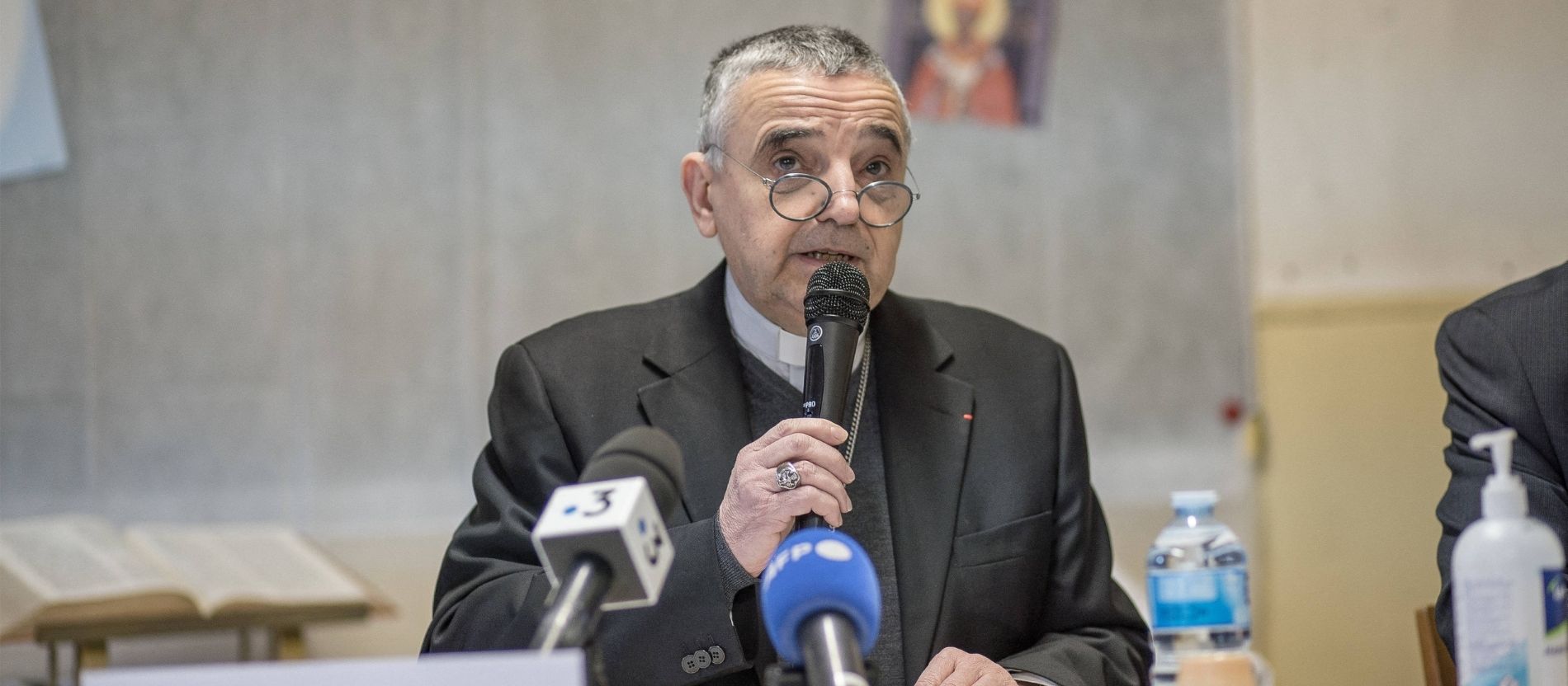 Der Erzbischof von Rouen in Frankreich, Dominique Lebrun, spricht bei einer Pressekonferenz