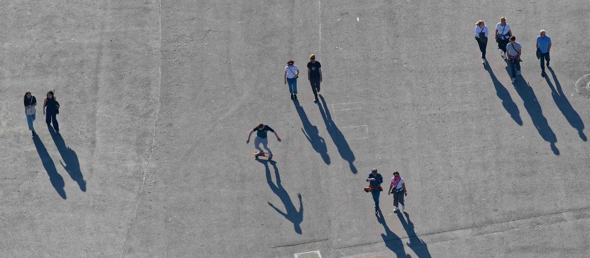 Im Abendlicht. Menschen mit ihren Schatten. 