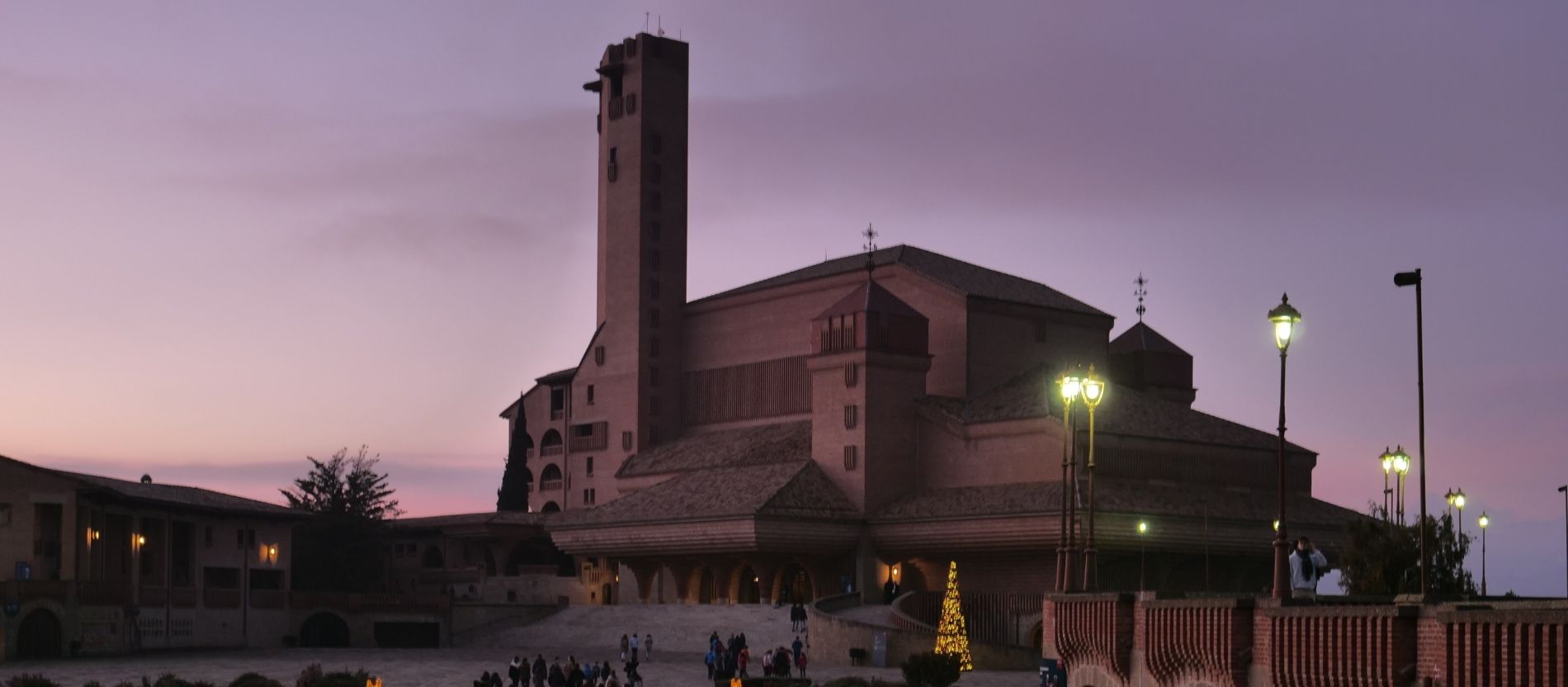 Die neue Kirche im spanischen Wallfahrtsort Torreciudad im Abendrot