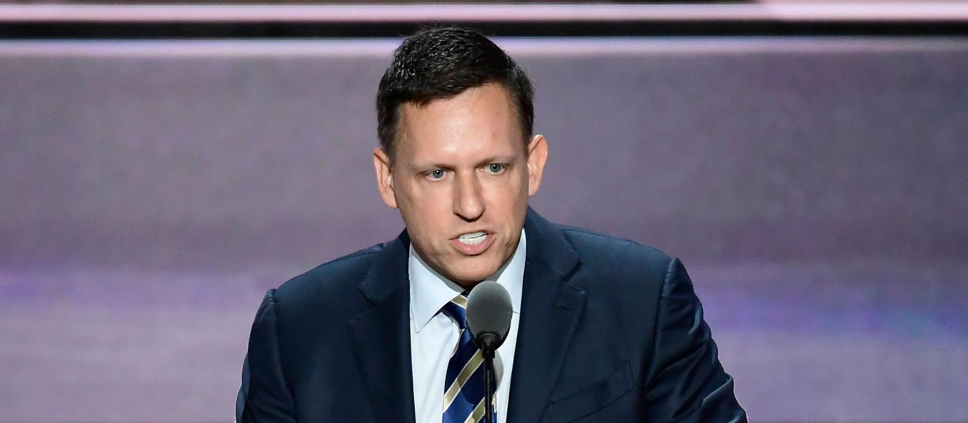US-Tech-Milliardär Peter Thiel spricht bei einem Vortrag in ein Mikrofon