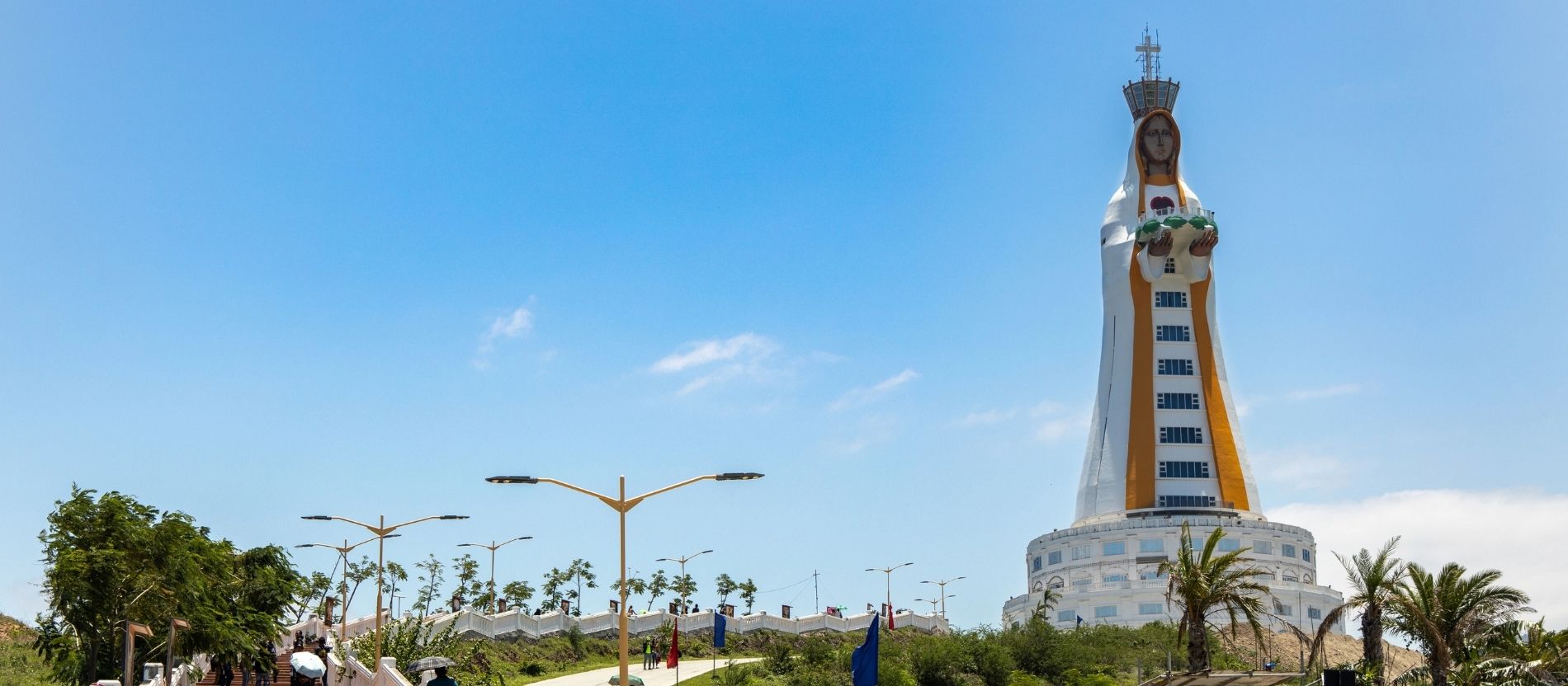 Der Turm, der aussieht wie eine Mariennachbildung, wird von Menschen besucht. 