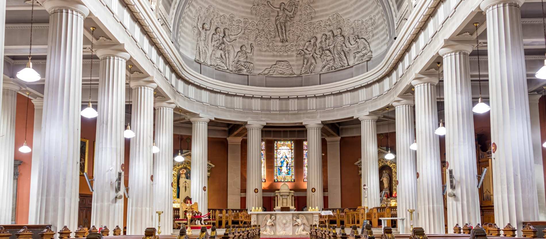 Weiße Säulen dominieren den Kircheninnenraum. 