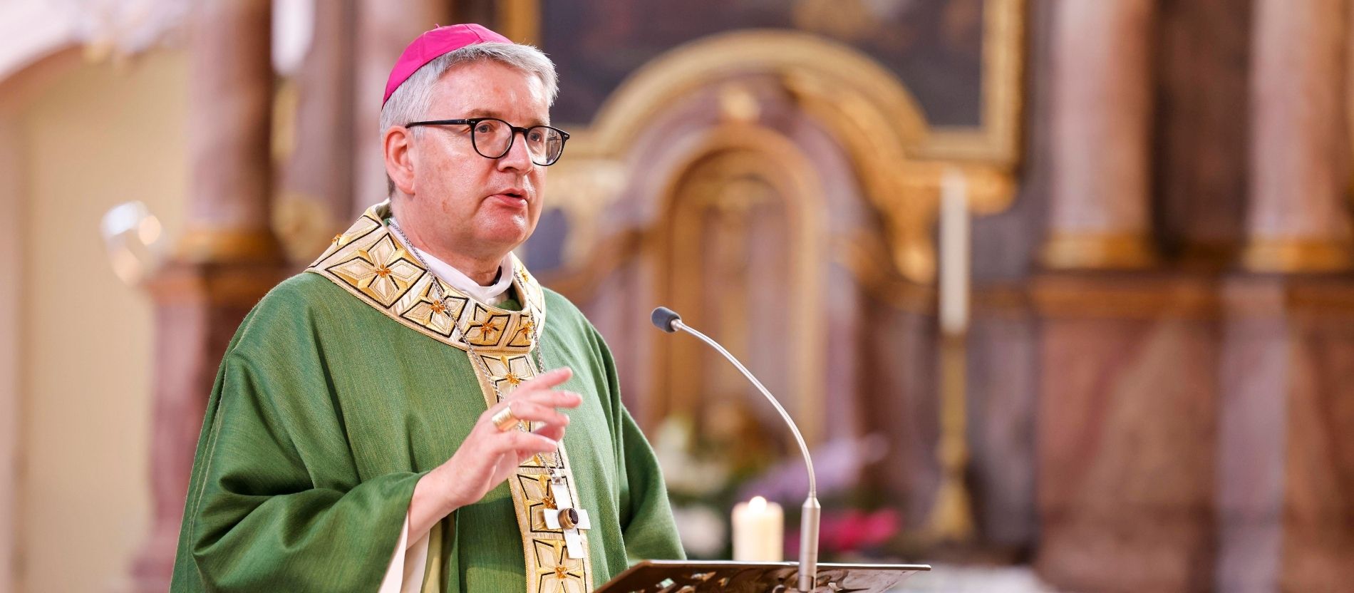 Bischof Peter Kohlgraf spricht bei einer Predigt in ein Mikrofon