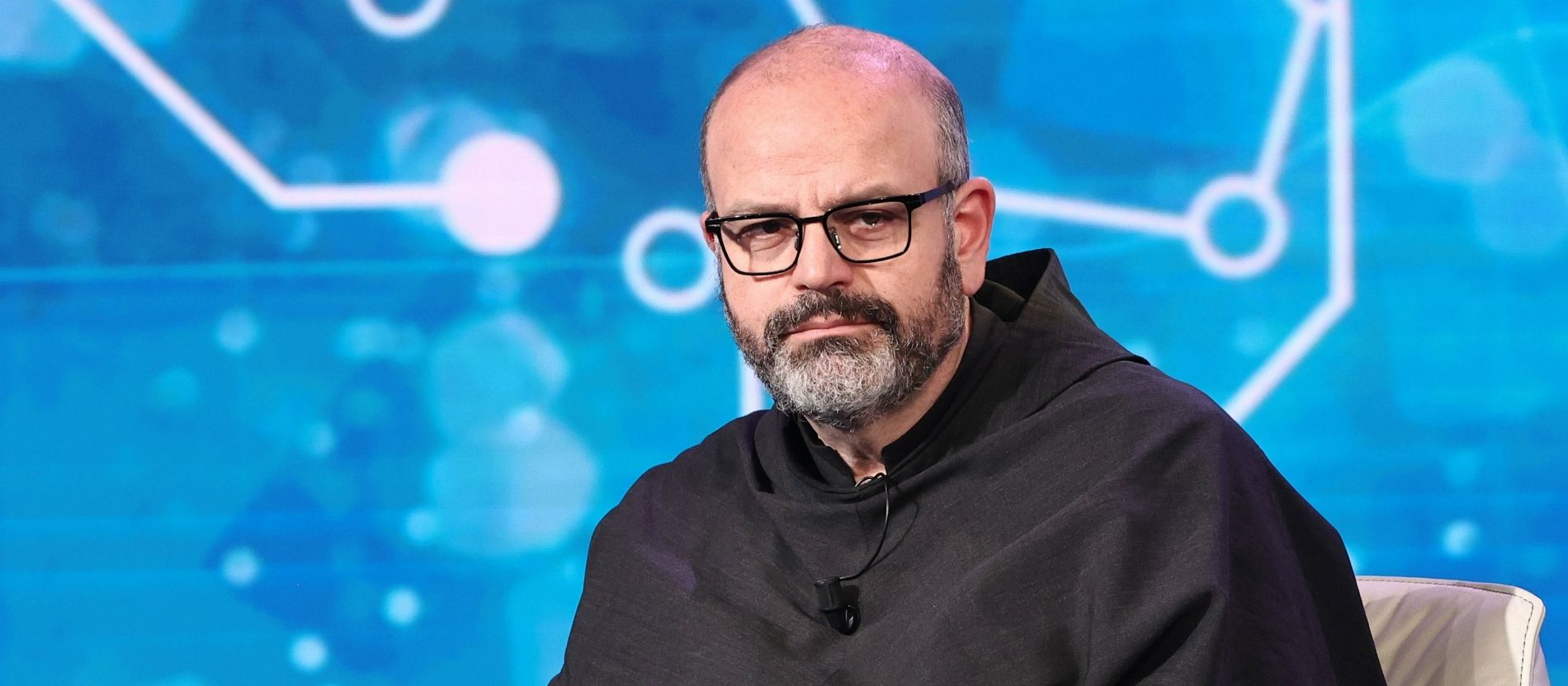 Der Ordensmann Paolo Benanti sitzt in einem TV-Studio