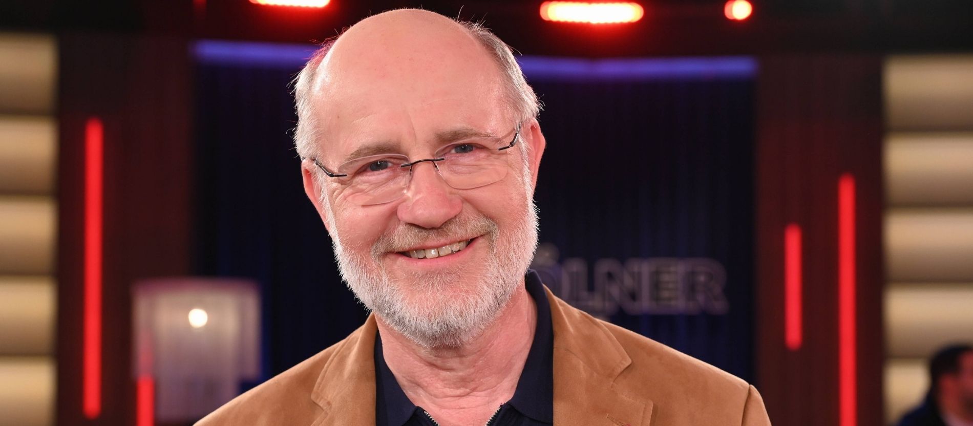 Astrophysiker und Moderator Harald Lesch lächelt in die Kamera