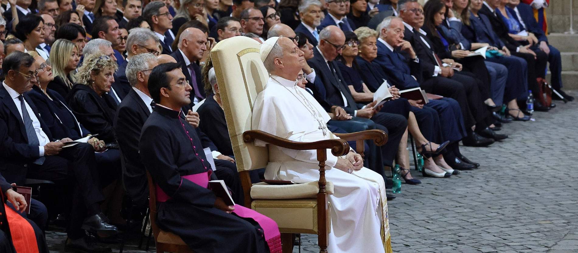 Papst Leo XIV. lauscht in Castel Gandolfo den Klängen eines klassischen Konzerts mit geschlossenen Augen