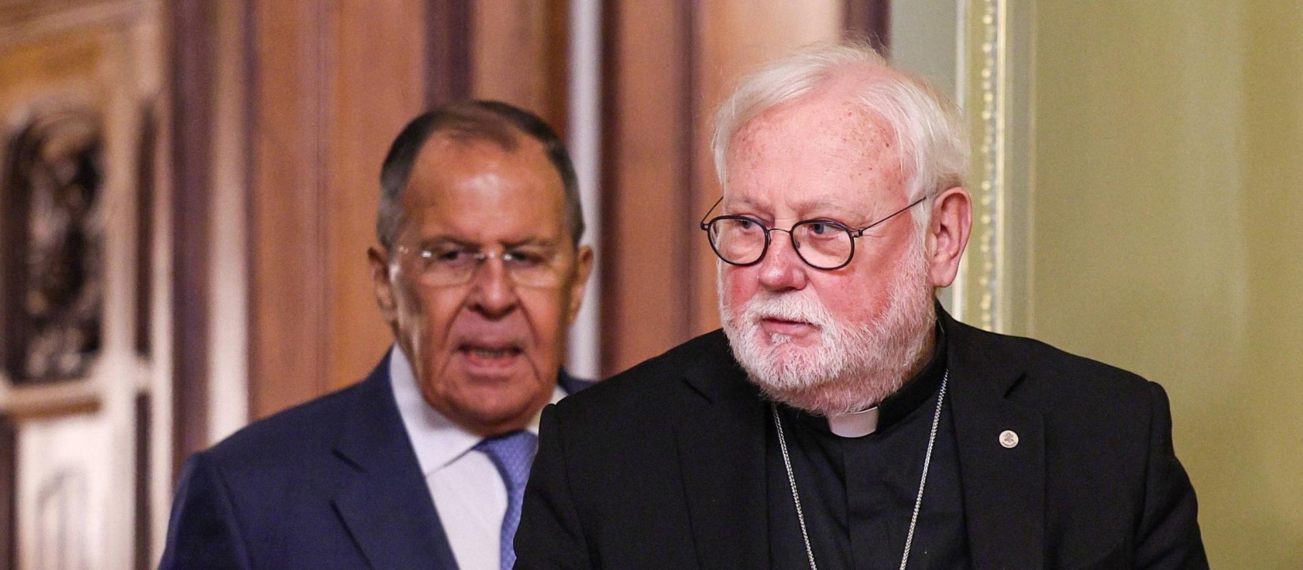 Der russische Außenminister Sergej Lawrow läuft hinter Erzbischof Paul Gallagher