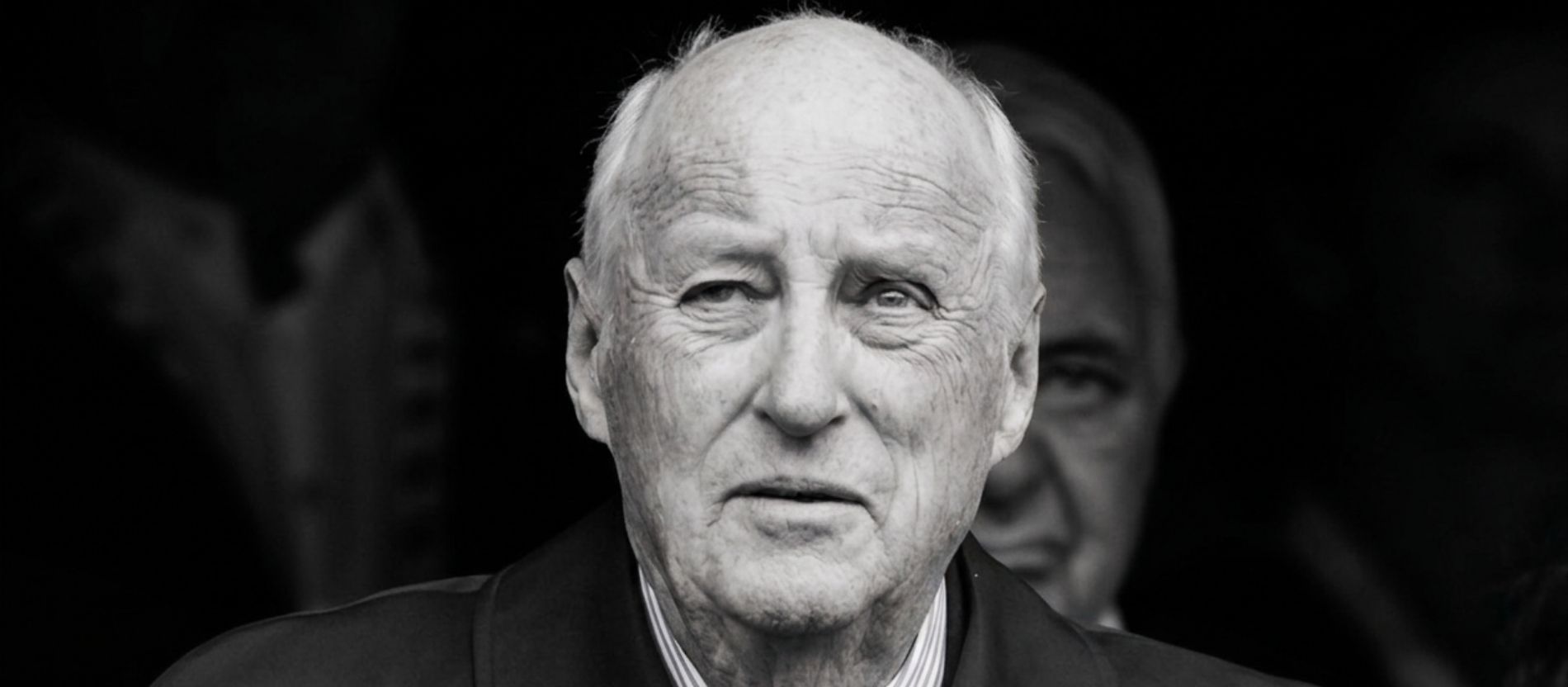 Ein schwarz-weiß Foto des kürzlich verstorbenen norwegischen Königs Harald V.