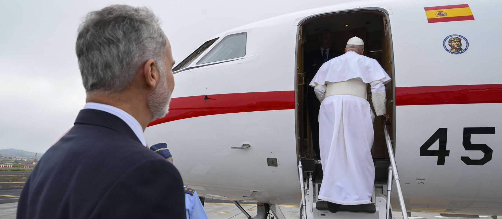 Papst Leo steigt in das Flugzeug des Königs von Spanien