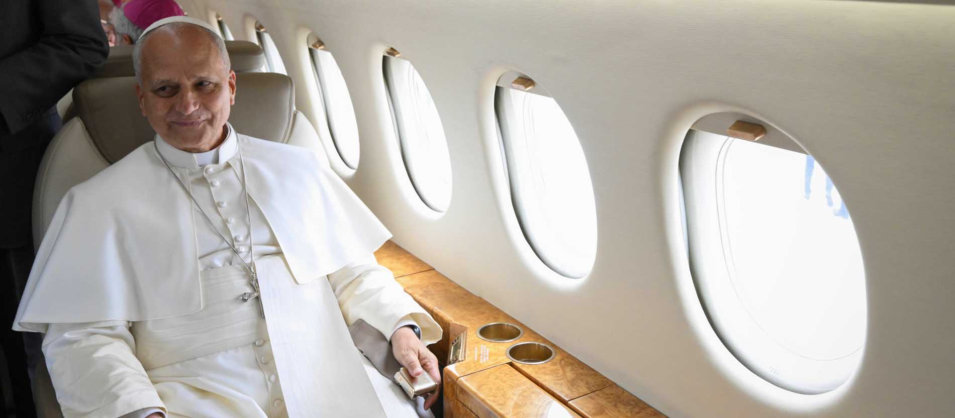 Papst Leo sitzt im Flugzeug des spanischen Königs