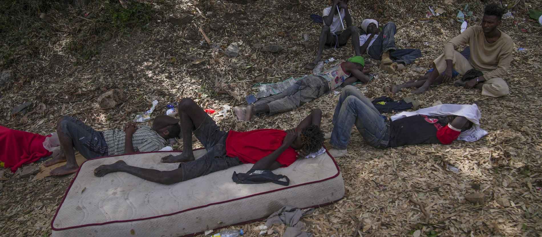 Migranten schlafen in Ceuta