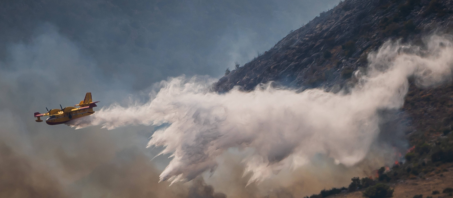 Ein Flugzeug löscht Waldbrände in Kroatien in 2024
