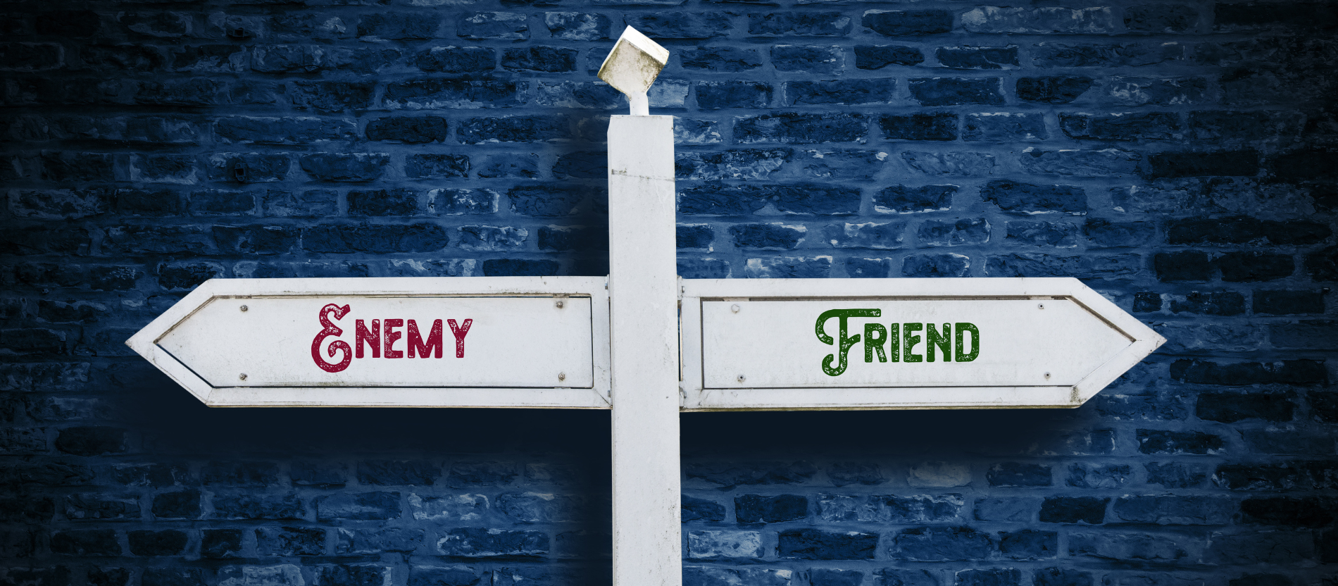 Straßenschild mit der Beschriftung Freund und Feind