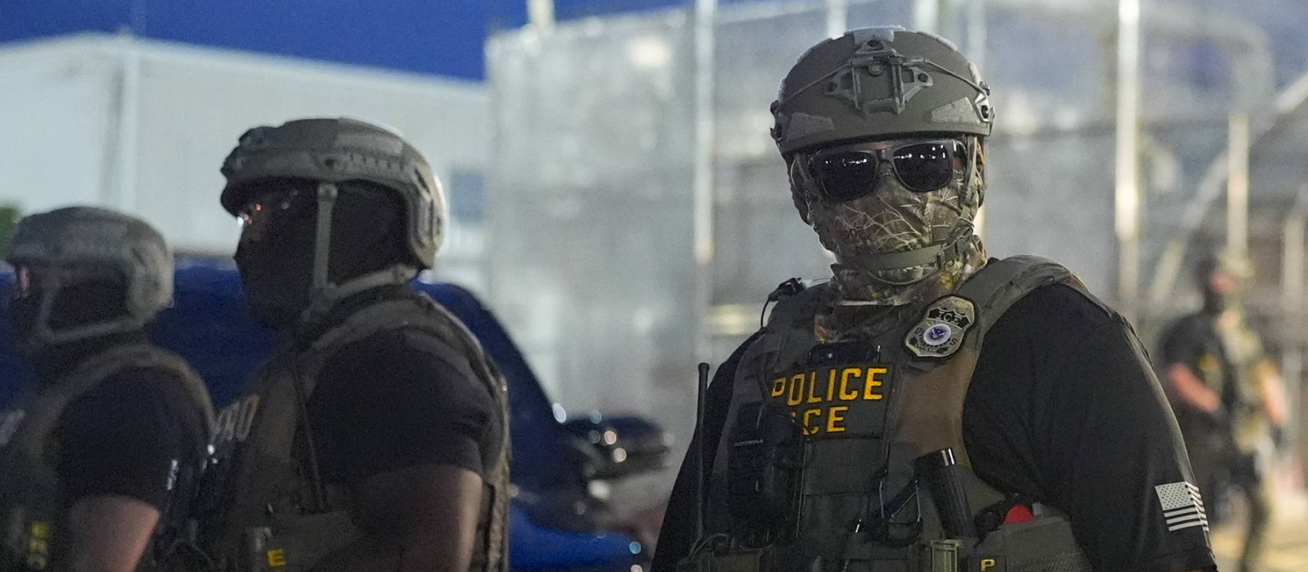 ICE Beamten schauen in die Kamera