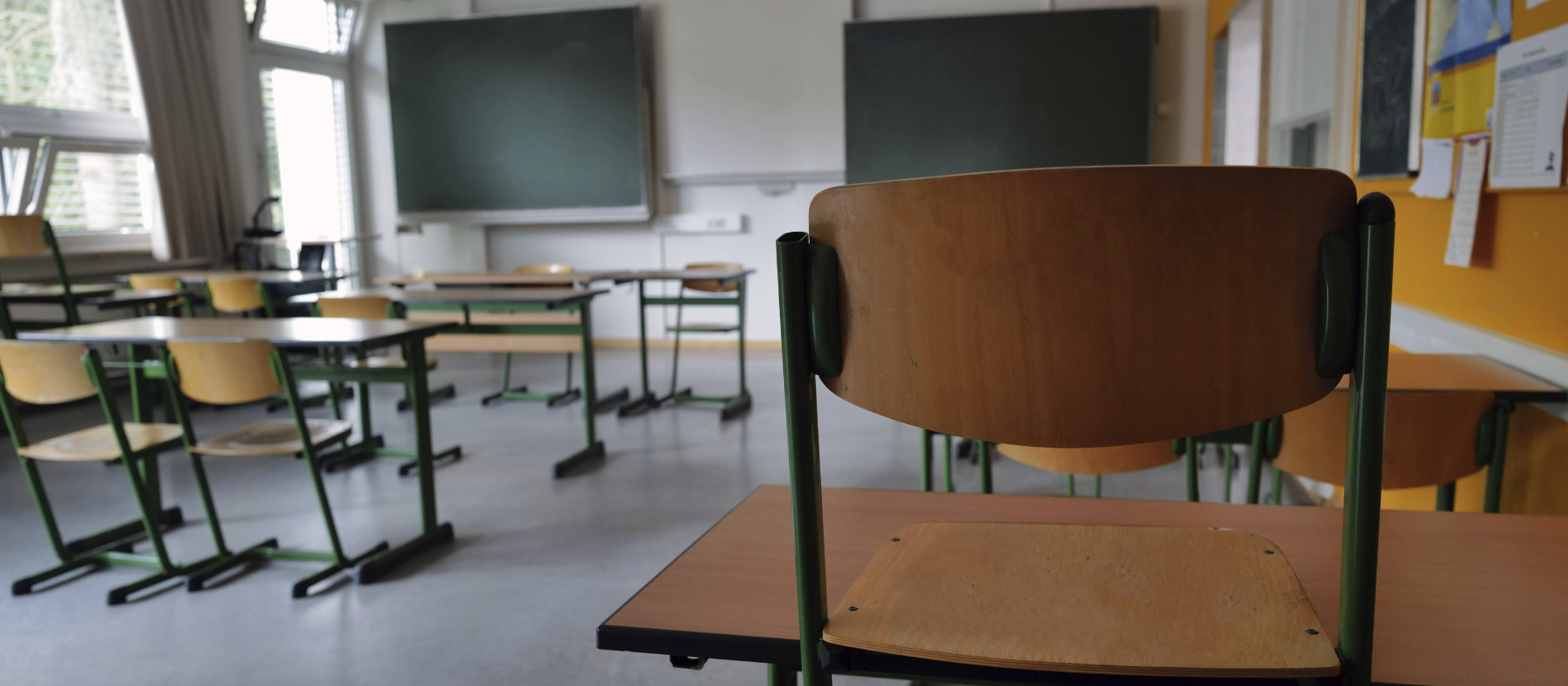 Ein leerer Klassenraum