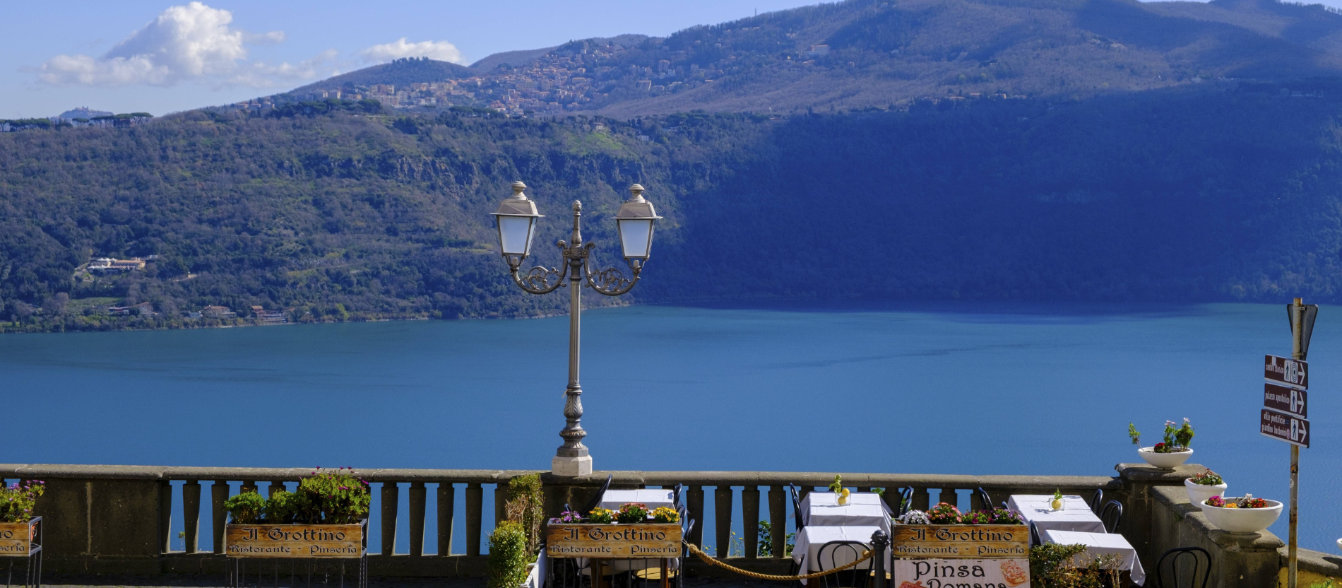 Ein Blick auf den italienischen Lago Albano
