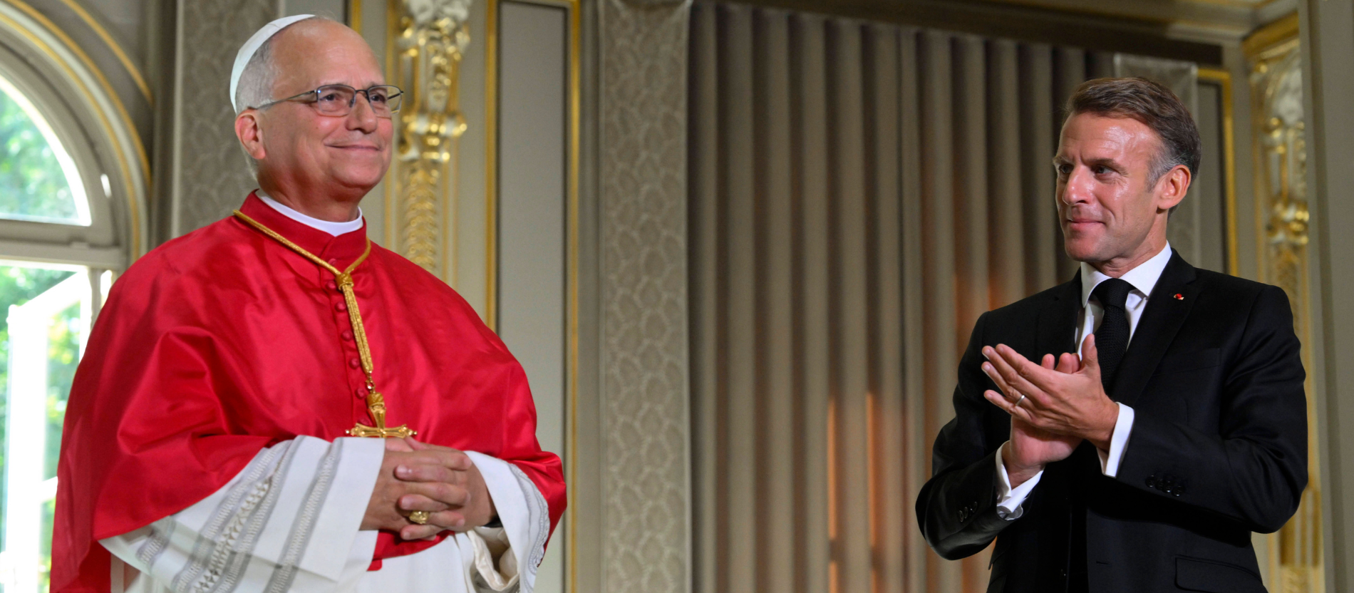 Papst Leo steht neben dem französischen Präsidenten Emmanuel Macron