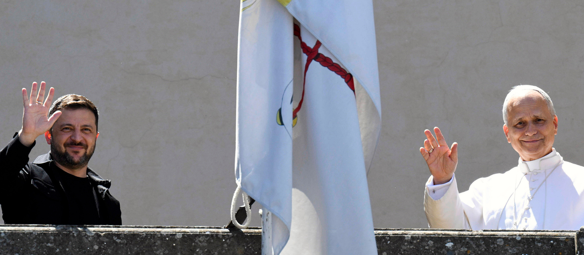 Papst Leo XIV. auf dem Balkon mit dem ukrainischen Präsidenten Selenskyj