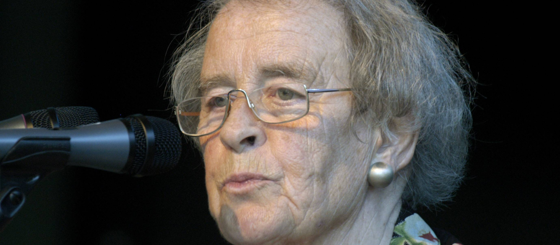 Elisabeth Moltmann-Wendel vor einem Mikrofon