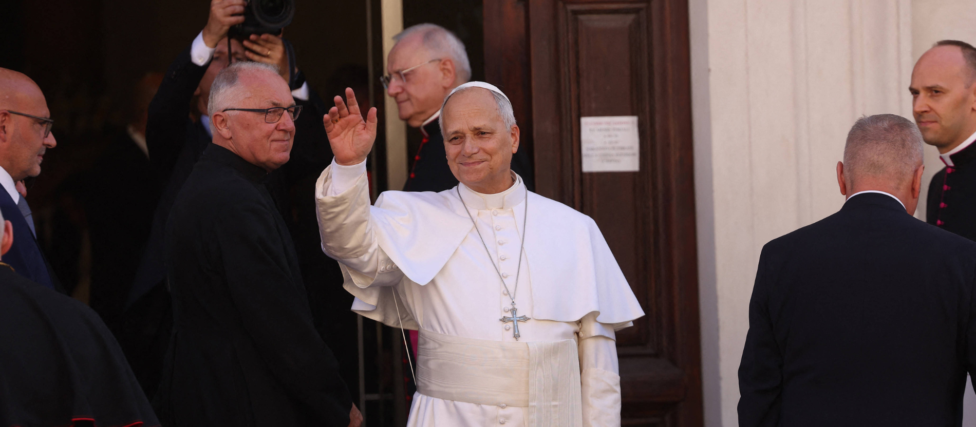 Papst Leo vor der Kirche