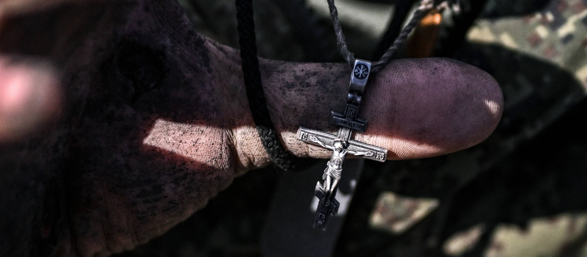 Ein orthodoxes Kreuz eines russischen Soldaten im Ukrainekrieg