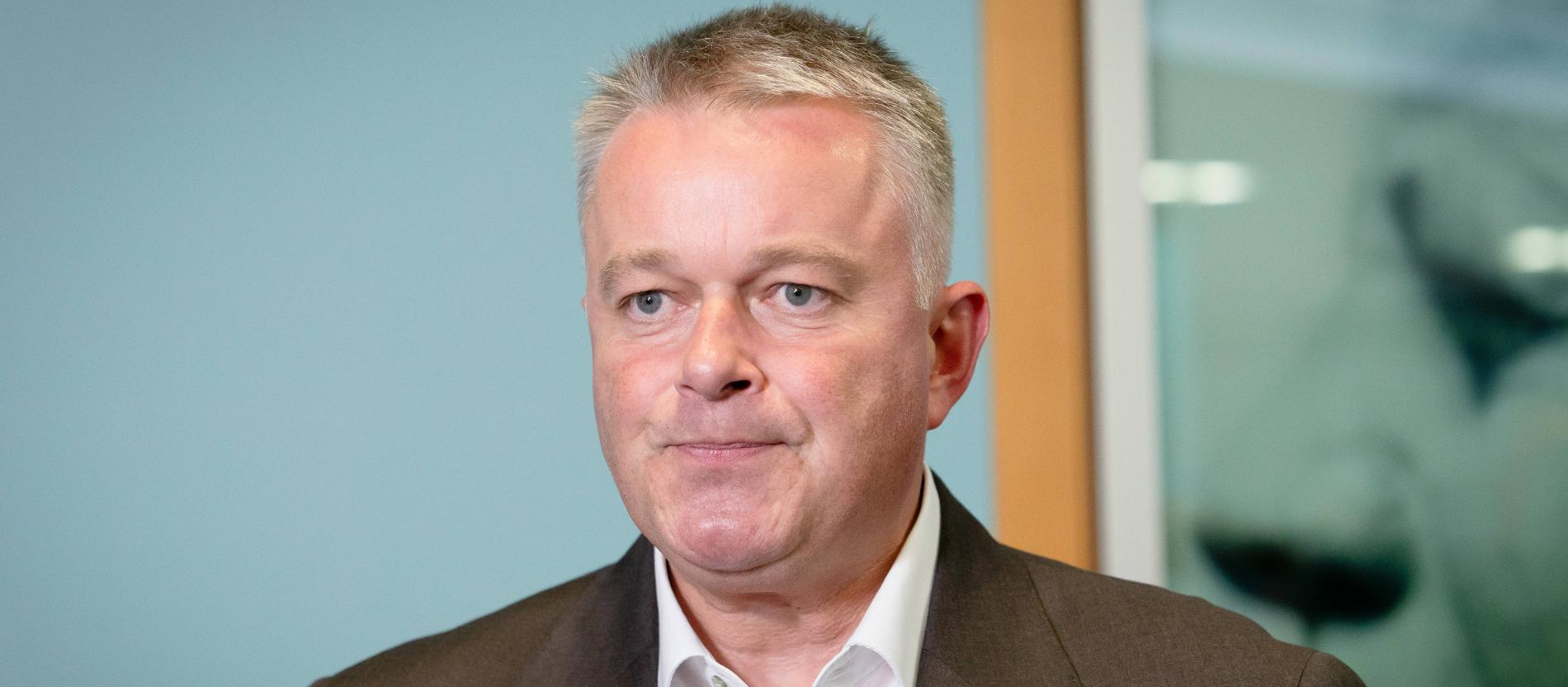 Gordon Schnieder blickt in die Kamera
