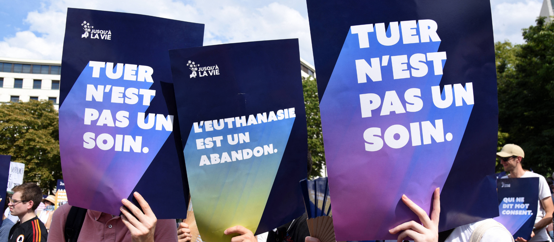 Protestplakate gegen die Sterbehilfe in Frankreich