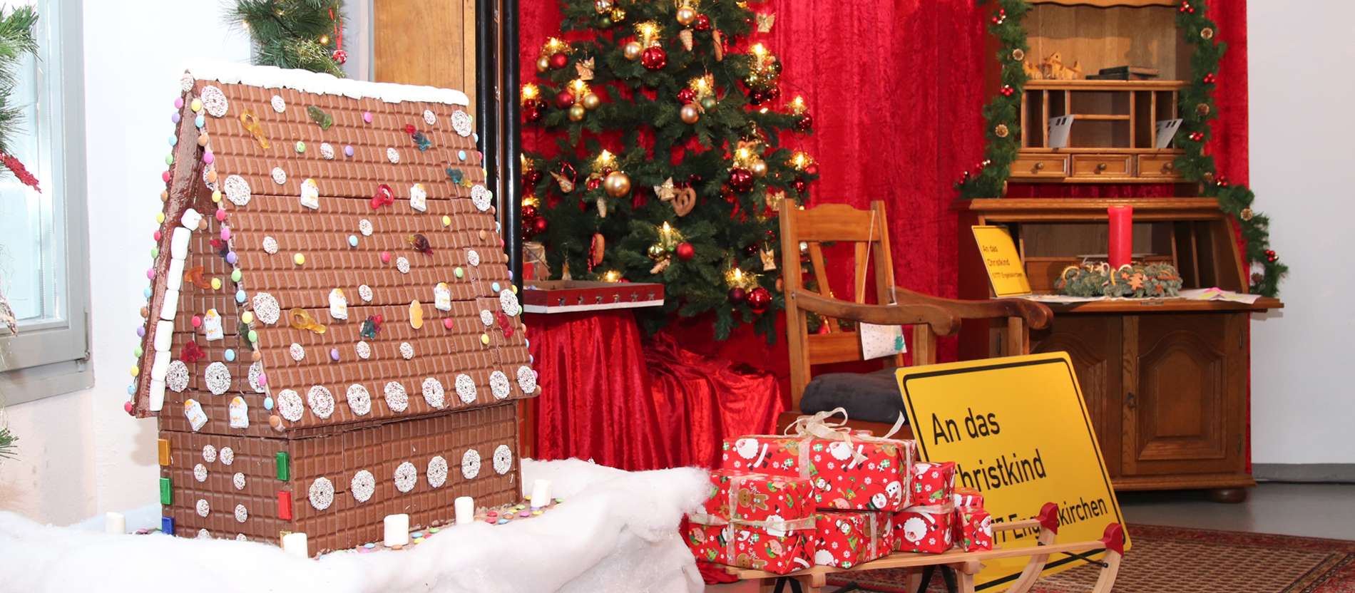 Beim Schmuck der Christkindpostfiliale wurde an alles gedacht, auch an ein echtes Schokohaus und ein Schlitten mit Geschenken.
