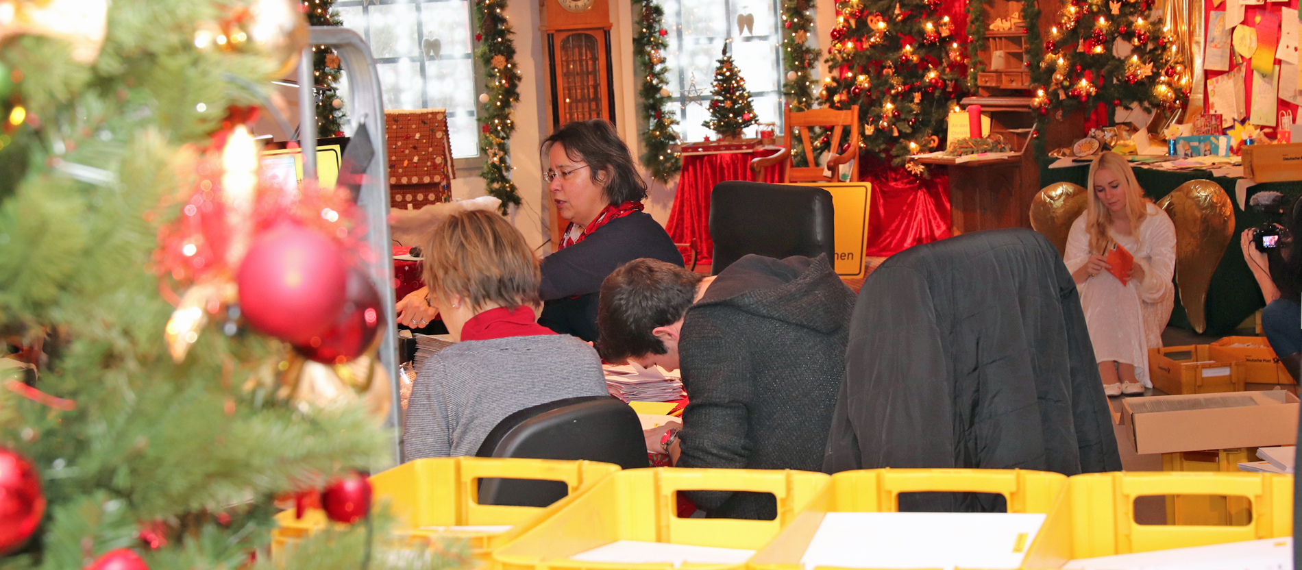 Ein Blick in die Christkindpostfiliale, in der Helfer Briefe öffnen und lesen.