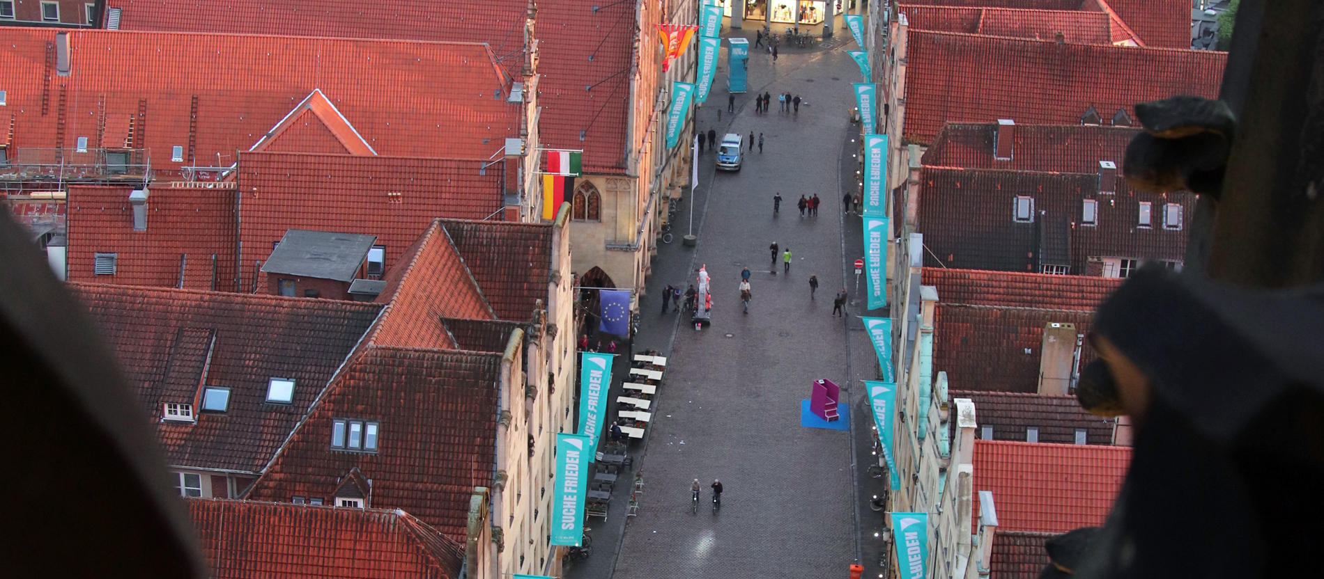 Die Türmerin hat den Münsteraner Prinzipalmarkt gut im Blick.