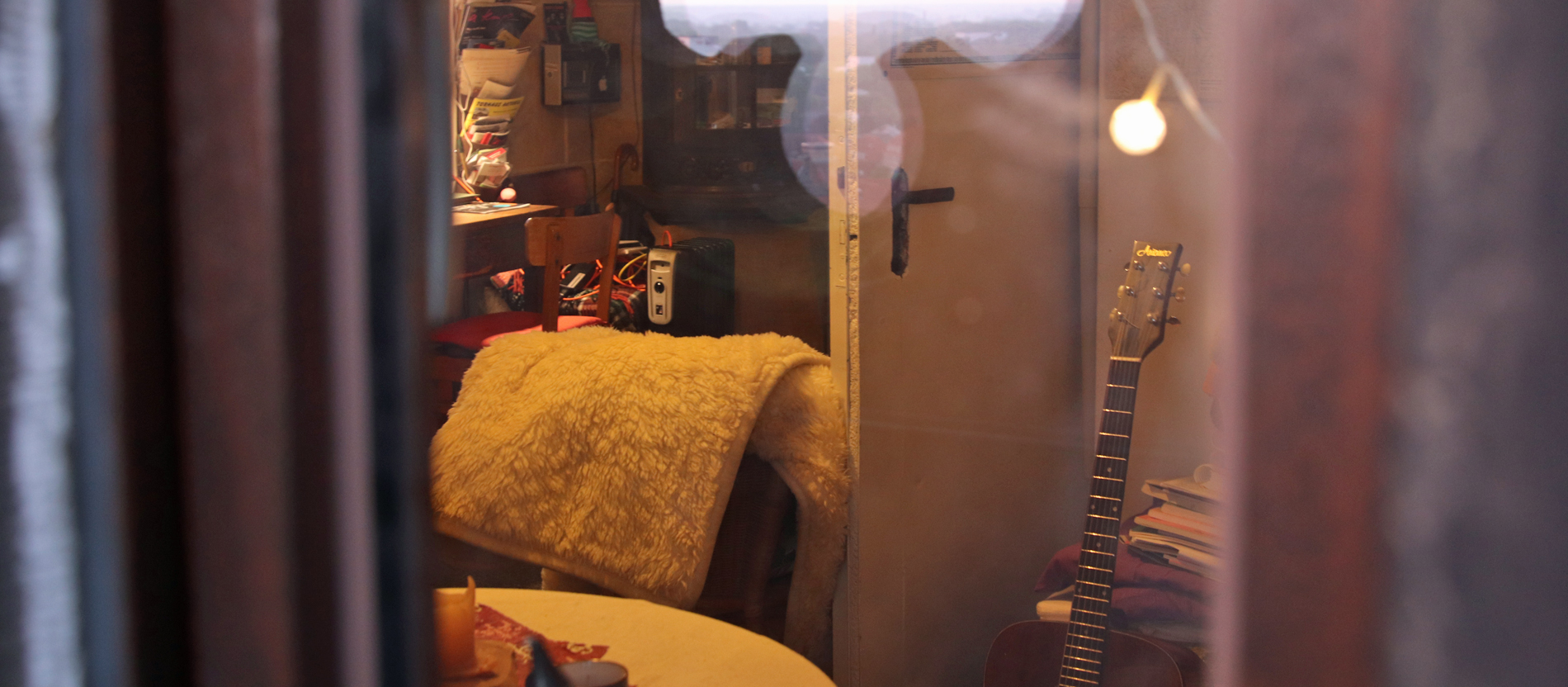Eine Gitarre darf am Arbeitsplatz der Türmerin und Musikerin Martje Saljé nicht fehlen.