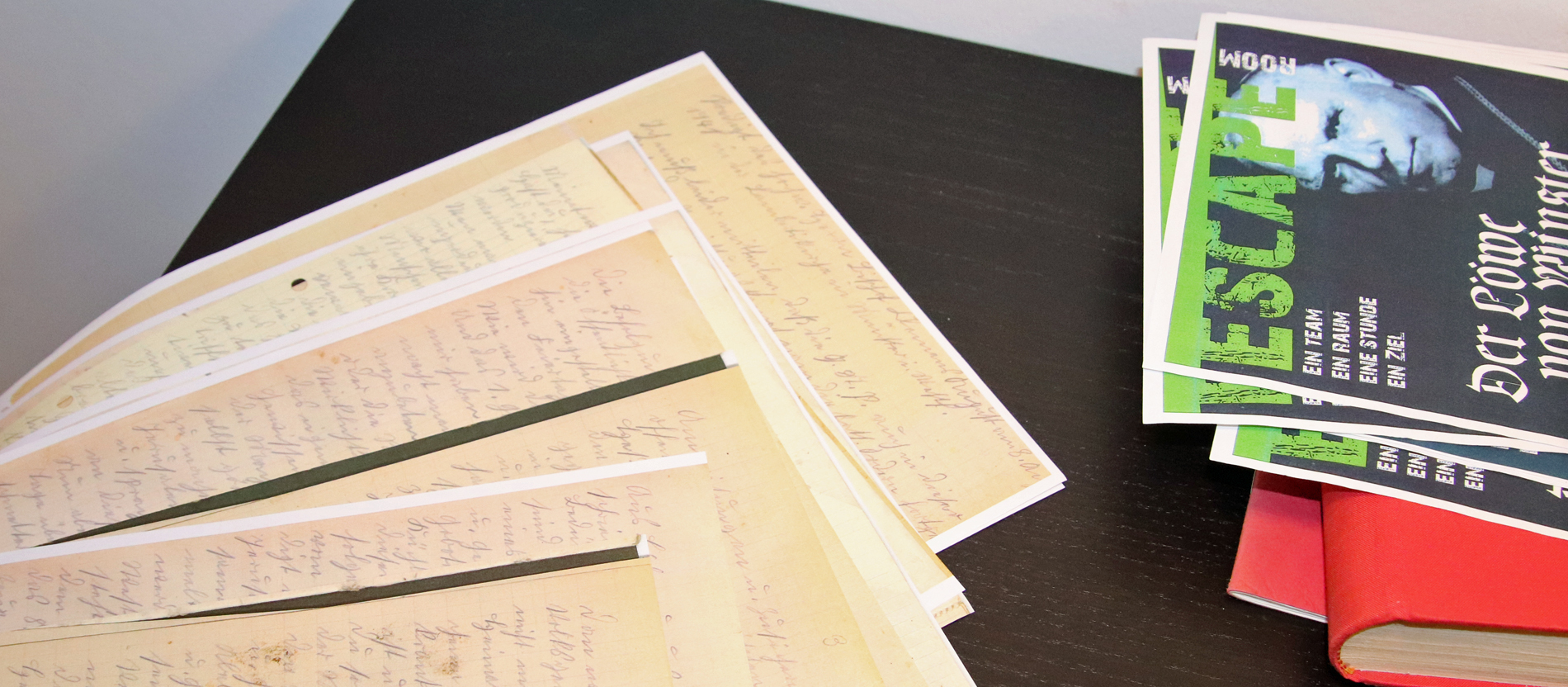 Als Reaktionen auf ihr Szenario haben die Betreiber auch Rückmeldungen von Menschen bekommen, deren Angehörige selber die Predigten von Galens verbreitet haben. Im Bild zu sehen sind Kopien eines von Hand abgeschriebenen Predigttexts sowie der Flyer des Escape Rooms.
