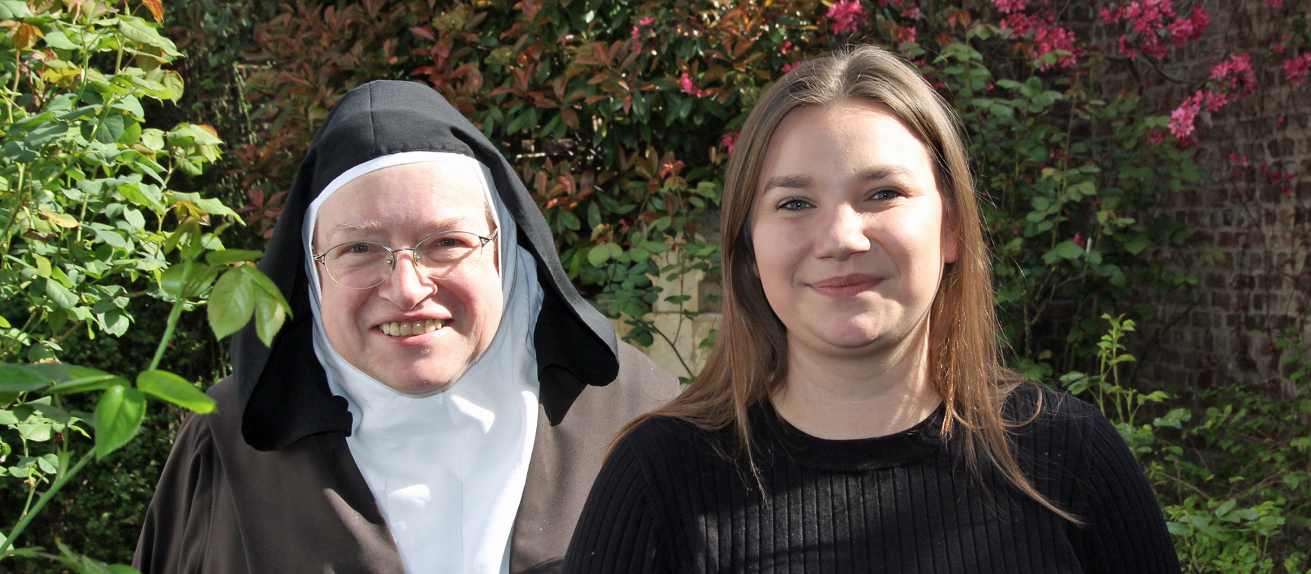 Abiturientin Deborah Blum und die Ordensfrau Mirjam Kiechle.