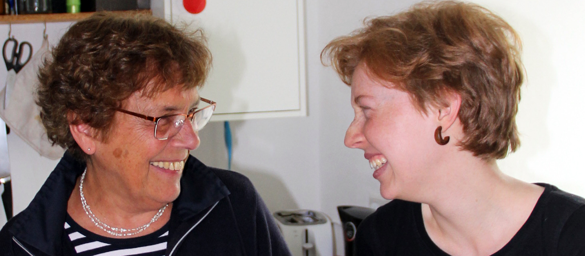 Irmgard und Mirjam Michalek im Gespräch.