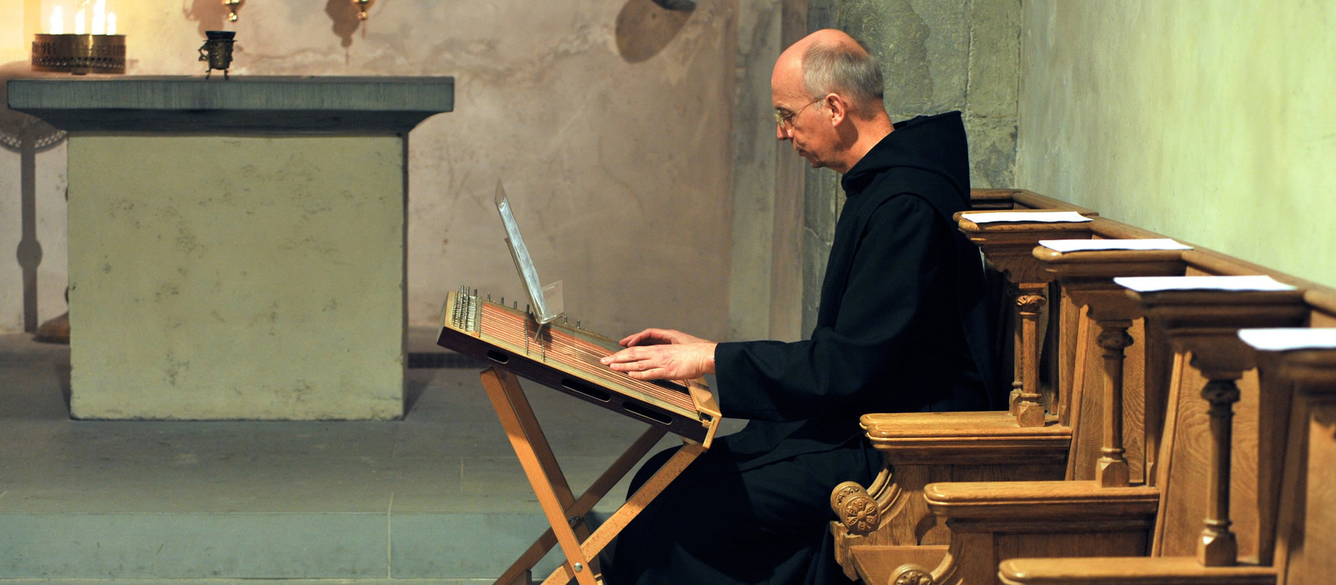 Pater Stephan Vorwerk spielt das Psalter.