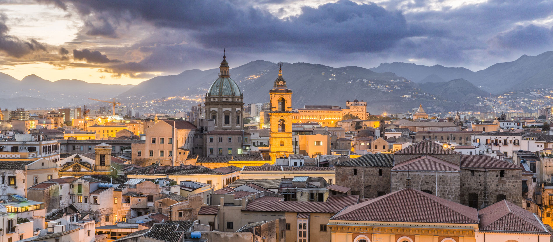 Stadtansicht von Palermo im Abendlicht
