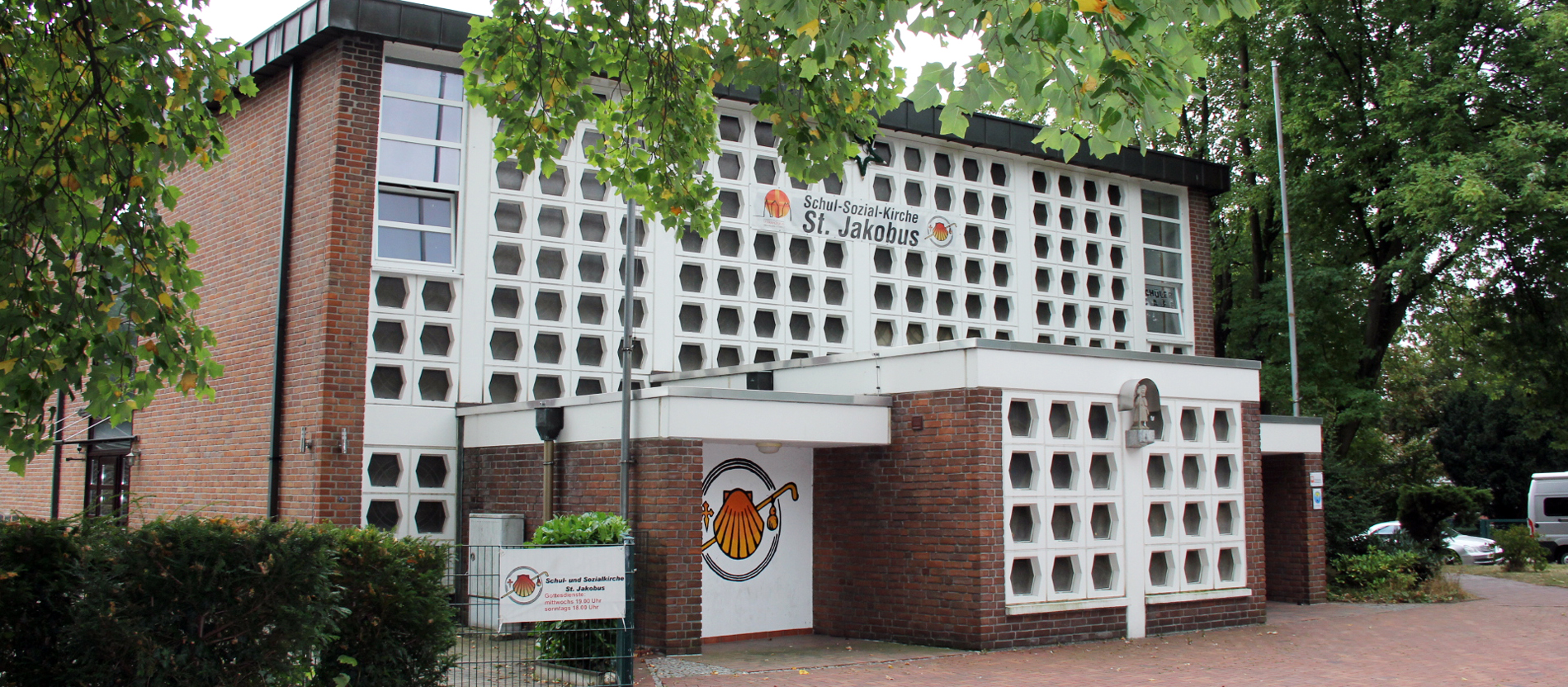 Die Schul- und Sozialkirche St. Jakobus von außen.