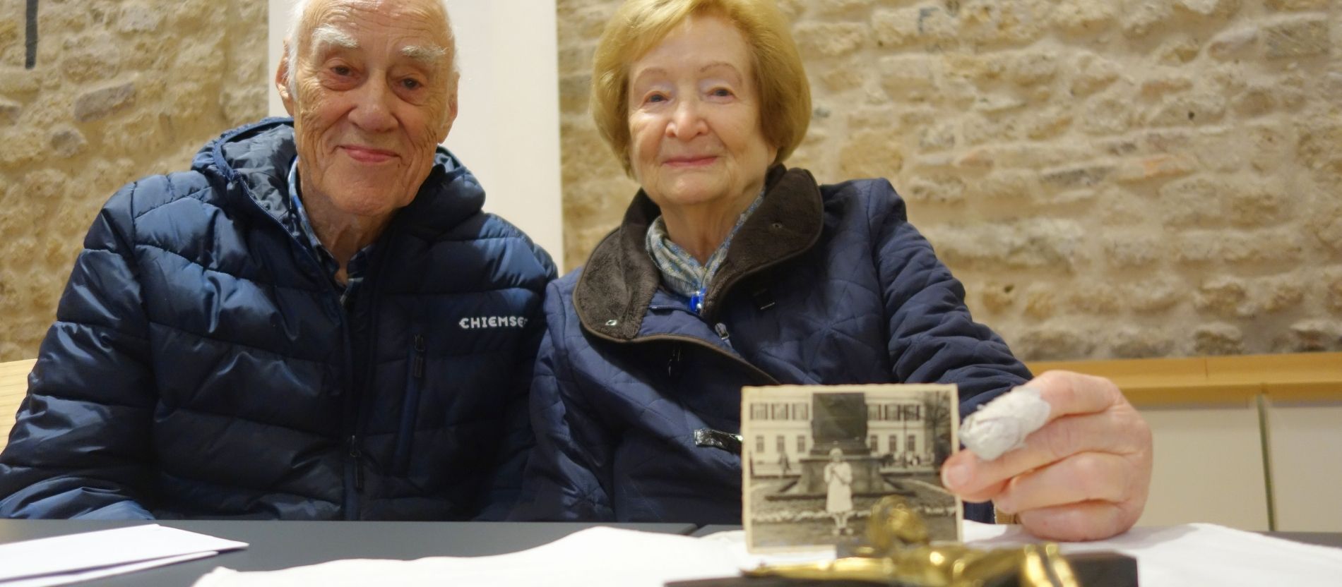 Auf dem Bild sieht man Claus und Elisabeth Winkler mit einem Bild von ihr als Kind
