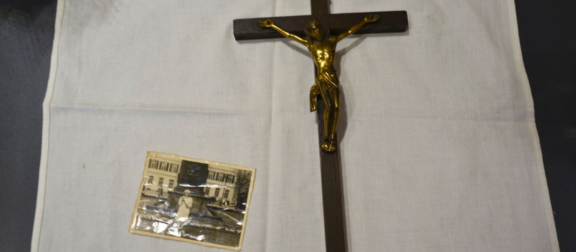Das Kreuz, das Elisabeth Winkler zu ihrer Erstkommunion erhielt und ein Bild von ihr als Kommunionskind. 