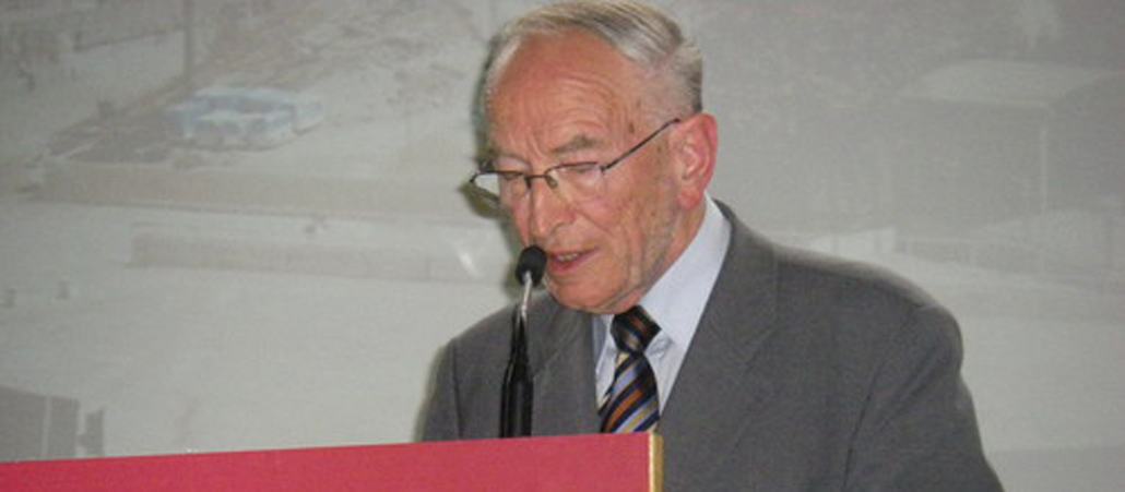 Josef Wohlmuth hält eine Rede