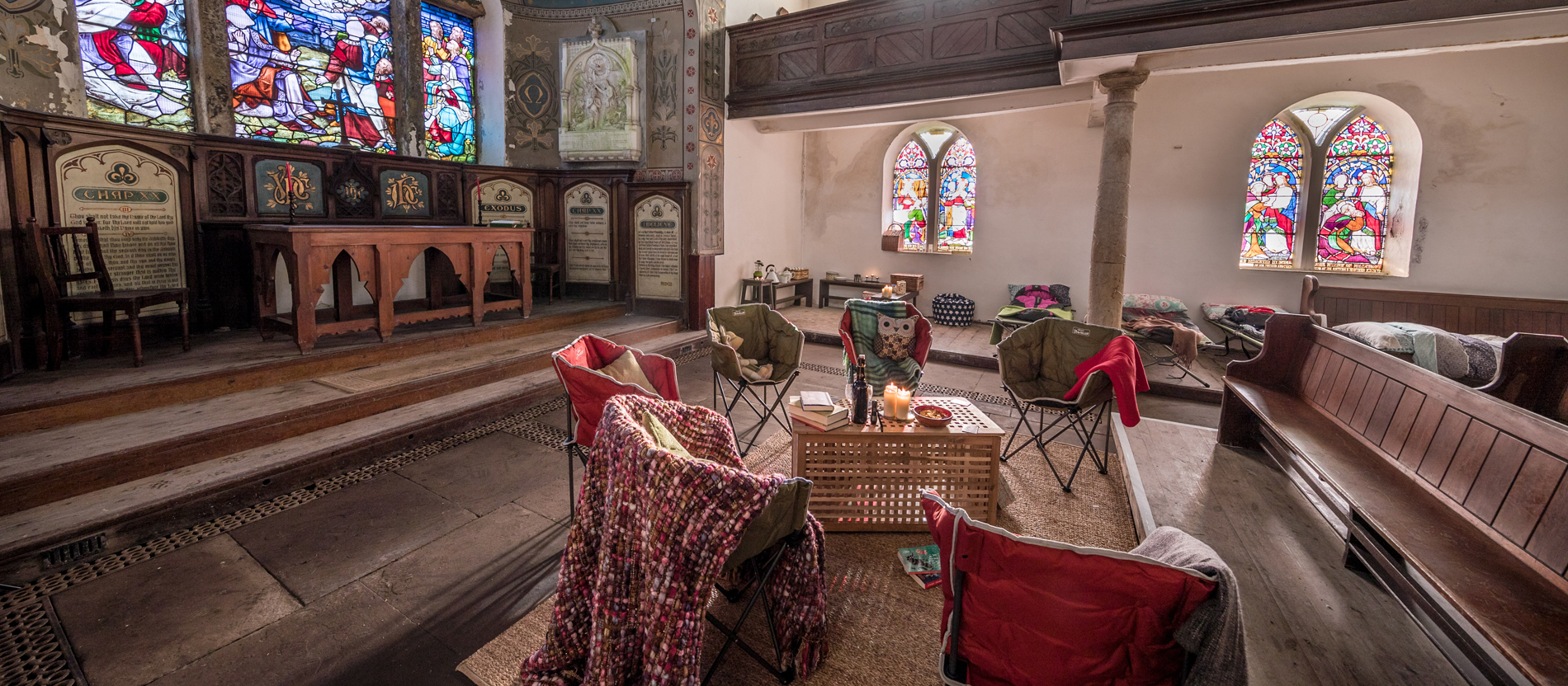 Champing in der St. Thomas Church in Friarmere.