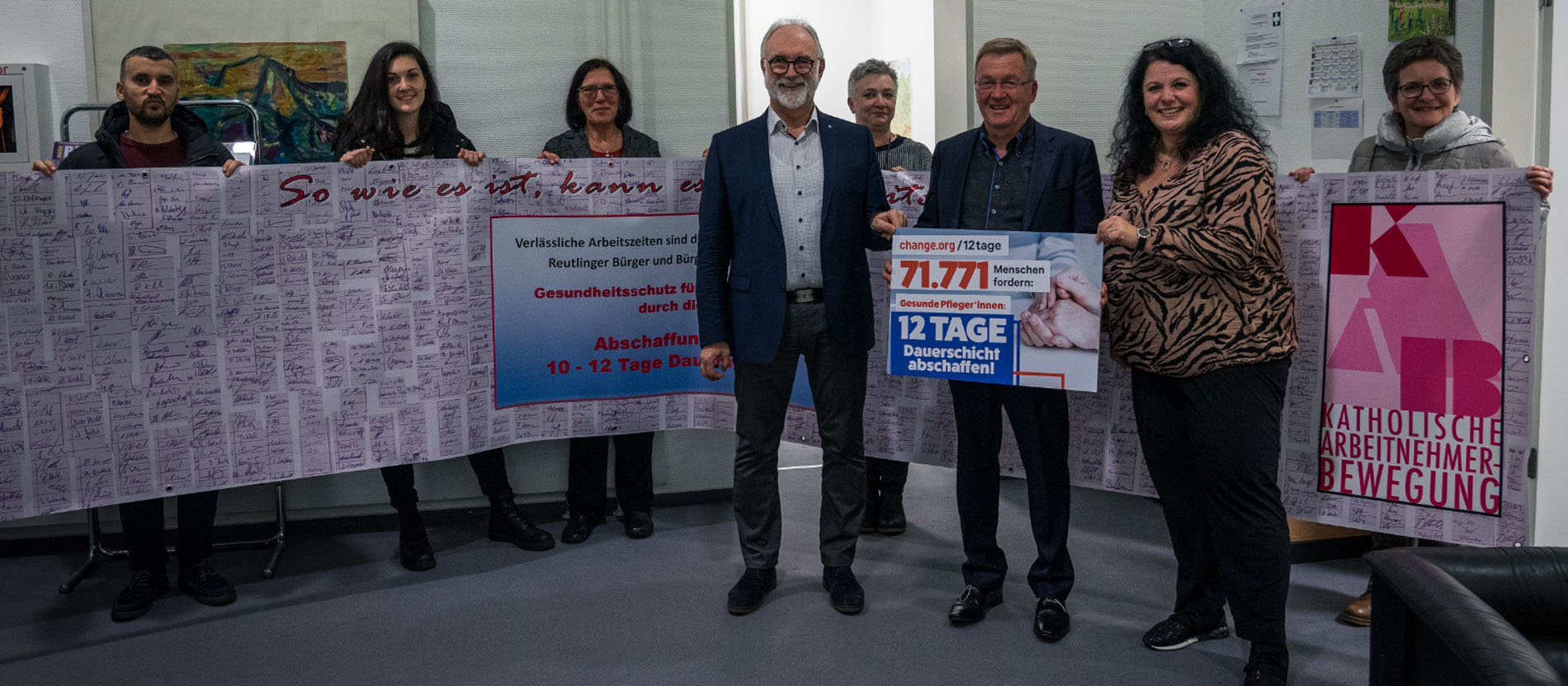 Übergabe der Unterschriften der Pflegepetition. Im Bild vorne: Peter Niedergesäss, KAB; Andreas Westerfellhaus, Pflegebevollmächtigter der Bundesregierung, und Sandra Lutz-Lang, Initiatorin der Petition (vlnr.)