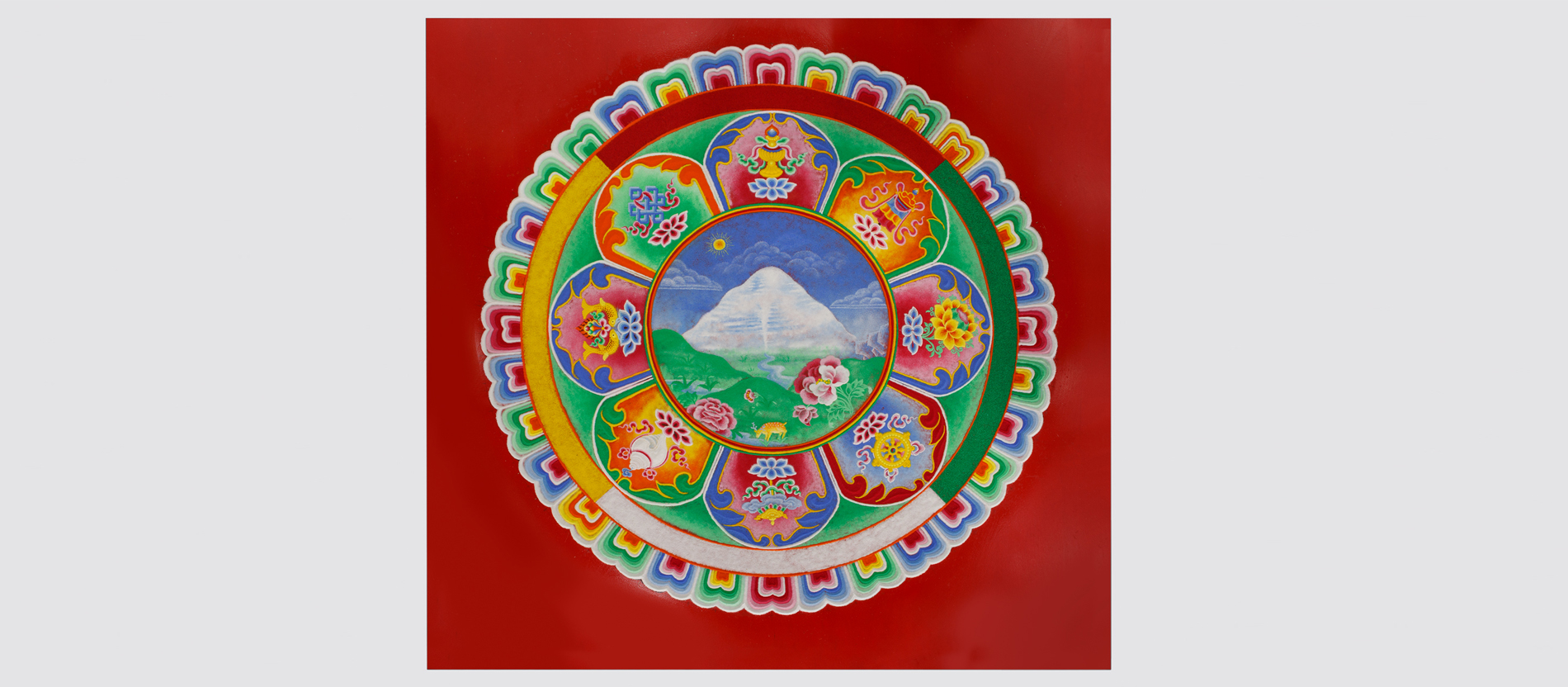 Ein Sandmandala aus farbigem Quarzsand mit dem Berg Kailash im Zentrum. Der Berg in Tibet ist für Buddhisten, Hinduisten, Jainas und Anhänger indigener Religionen ein Heiligtum. Das Meditationsbild wurde 2015 im Rautenstrauch-Joest-Museum aus farbigem Quarzsand von fünf tibetischen Mönchen aus dem Kloster Sera im südindischen Exil speziell für die Sonderausstellung angefertigt.