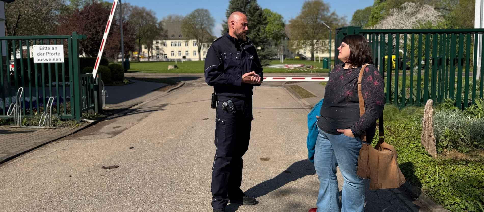 Die Gefängnisseelsorgerin Maria Gondolf mit einem Justizvollzugsbeamten