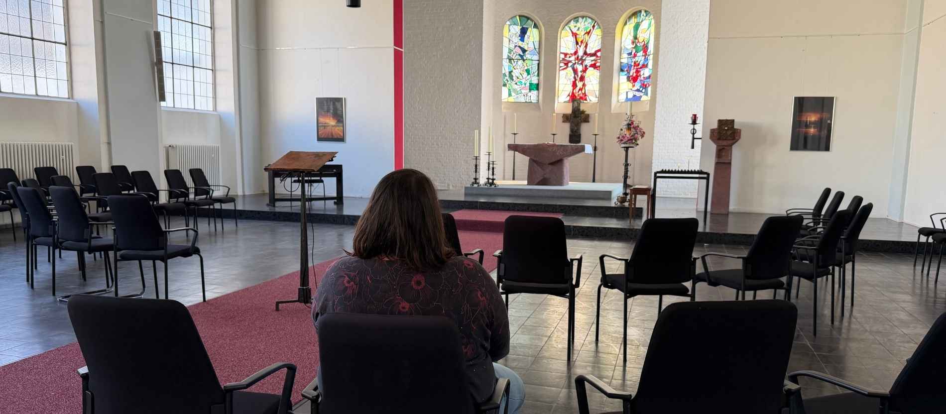 Die Gefängnisseelsorgerin Maria Gondolf in der Kirche der JVA Euskirchen